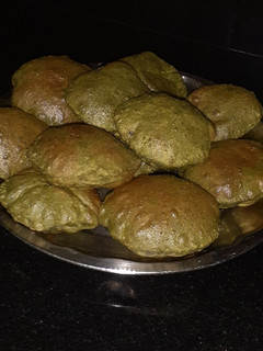 पालक की पूरी (palak ki poori recipe in Hindi) रेसिपी मुख्य फोटो