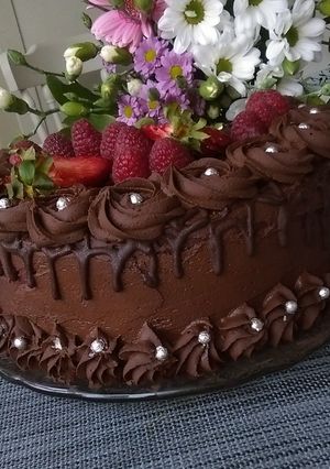 O poză a rețetei Tort vegan cu ganache de ciocolată și cremă de vișine.