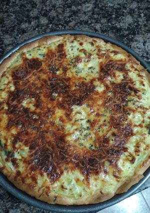 Una foto de Quiche de calabacín, puerro y bacon