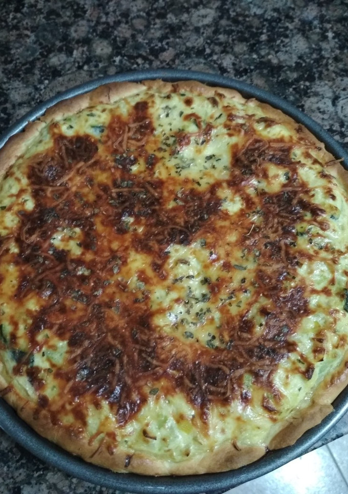 Una foto de Quiche de calabacín, puerro y bacon