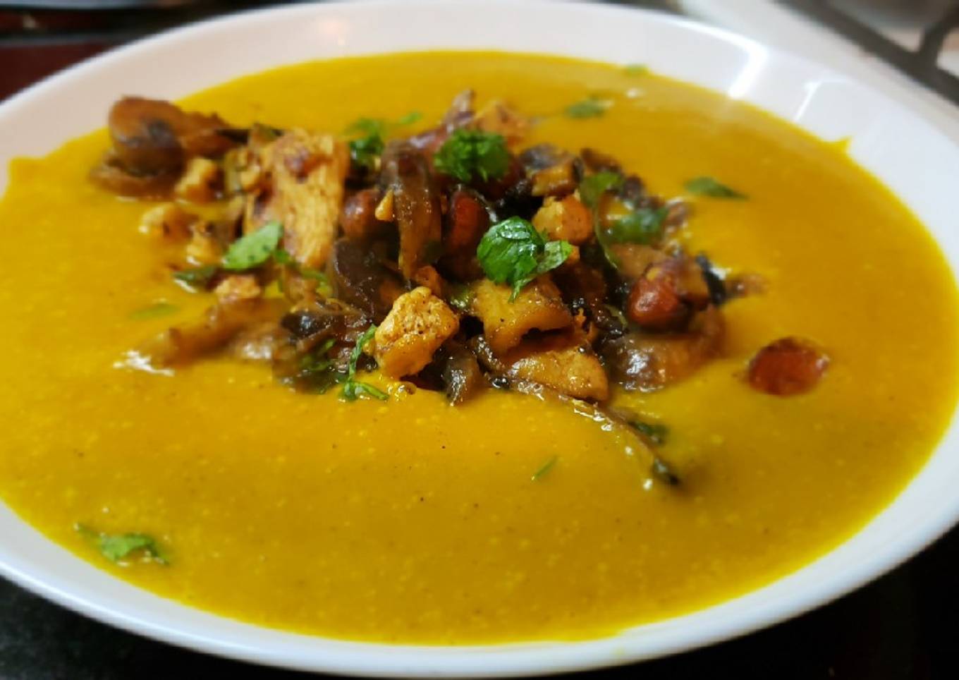 Sopa de calabaza con curry y leche de coco