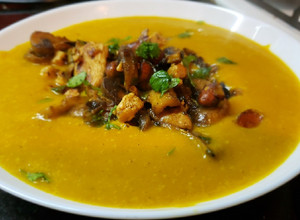 Una foto de Sopa de calabaza con curry y leche de coco