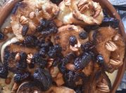 Una foto de postres con ciruelas
