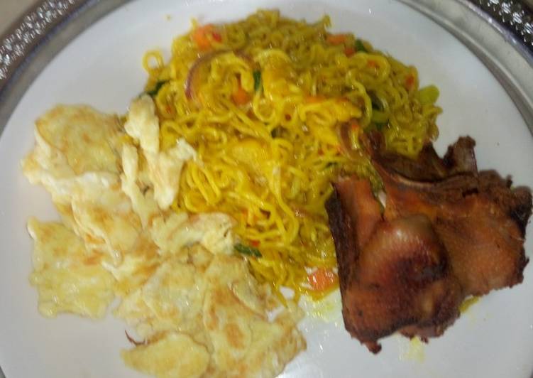 How to Prepare Favorite Turmeric indomi with fried egg and rosted chicken