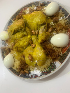 Una foto de Seffa Medfouna (fideos enterrados con pollo)