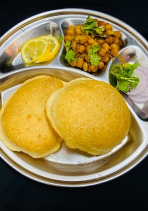 A picture of Chole Bhature.