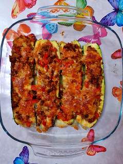 Una foto de Calabacines rellenos de carne 😋