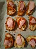 Tostas al horno con queso semicurado, tomate y lacón