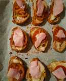 Tostas al horno con queso semicurado, tomate y lacón