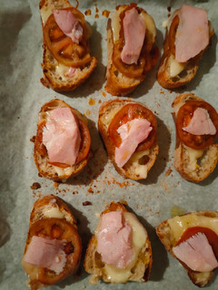 Una foto de Tostas al horno con queso semicurado, tomate y lacón