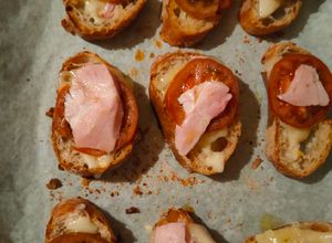 Foto principal de Tostas al horno con queso semicurado, tomate y lacón