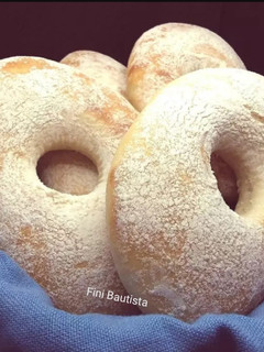 Una foto de Panecillos cubiertos de harina