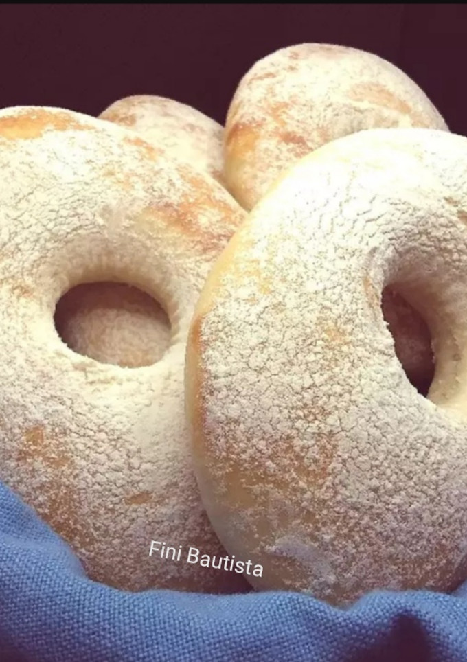 Una foto de Panecillos cubiertos de harina
