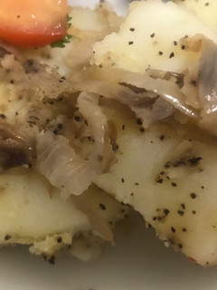 Una foto de Papas con cebolla y pimienta