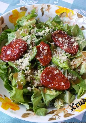 A picture of Lettuce Salad with Balsamic and Sun-Dried Tomatoes.