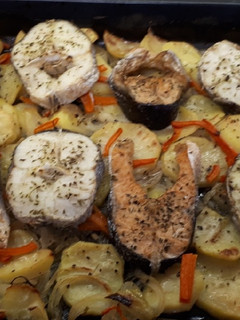 Una foto de Salmón y merluza con patatas, cebolla y zanahoria
