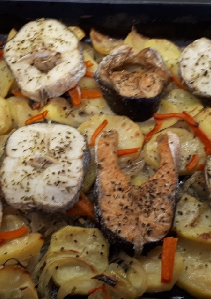Una foto de Salmón y merluza con patatas, cebolla y zanahoria