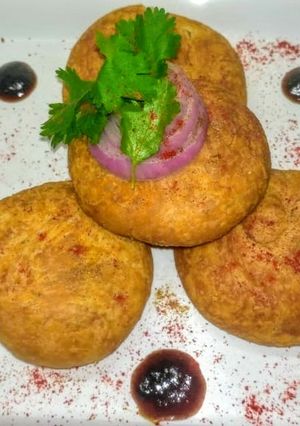 A picture of Pyaz Ki Kachori.