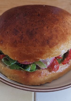 Une photo de Pan Bagnat Thon - Crudités