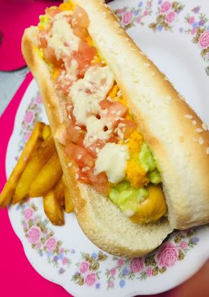 Una foto de Perro caliente vegano con aderezos vegetales 🥕🥑