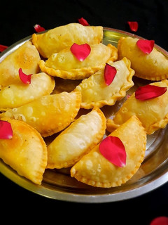 मावा करंजी (Mava Karanji recipe in hindi) रेसिपी मुख्य फोटो