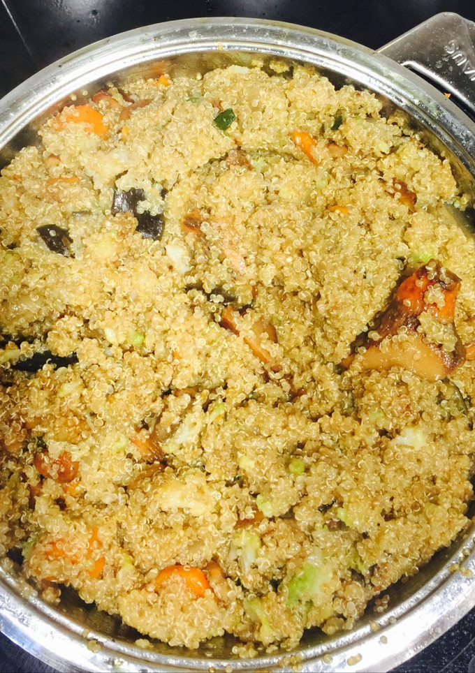 Una foto de Quinoa con verduritas y Rovellones