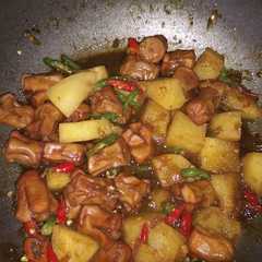 A picture of Sosis + kentang masak saos teriyaki.