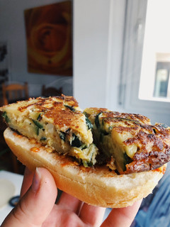 Una foto de Tortilla de calabacín, patata y queso 🥒🥔🧀