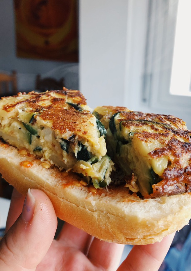 Una foto de Tortilla de calabacín, patata y queso 🥒🥔🧀