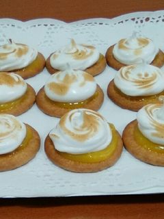 Una foto de Mini tartitas de limón y merengue