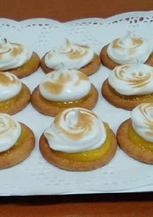 Una foto de Mini tartitas de limón y merengue