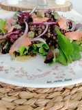 Ensalada de lentejas beluga con remolacha y salmón ahumado