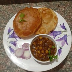 A picture of Chhole bhature.