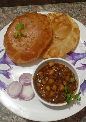 A picture of Chhole bhature.