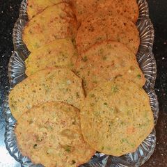 A picture of Suji and masala oats chilla.