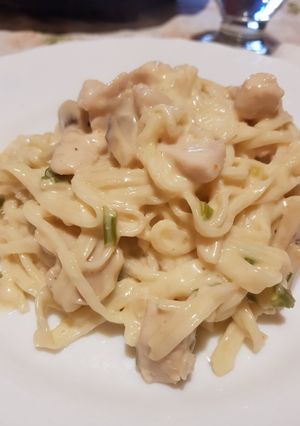 Una foto de Salsa de verdeo, pollo y champiñones