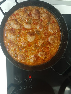 Una foto de Paella de albóndigas de pavo y pollo con pimiento 🌶 y 🫑🥘