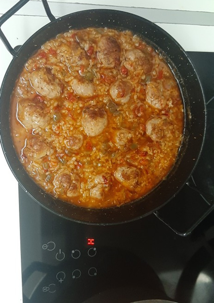Una foto de Paella de albóndigas de pavo y pollo con pimiento 🌶 y 🫑🥘