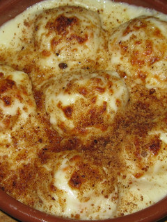 Una foto de Huevos rellenos al horno con bechamel