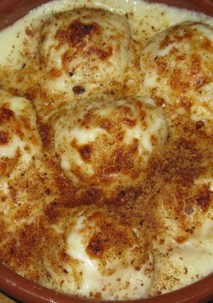 Una foto de Huevos rellenos al horno con bechamel
