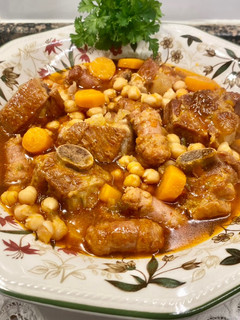 Una foto de Costillas con garbanzos y longaniza fresca