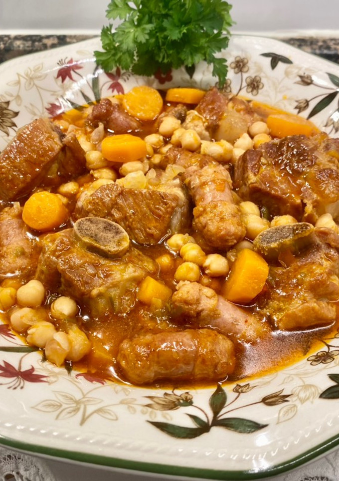 Una foto de Costillas con garbanzos y longaniza fresca
