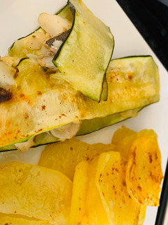 Una foto de Sándwich de calabacín y merluza con sus patatitas al horno🥔🐟🐟