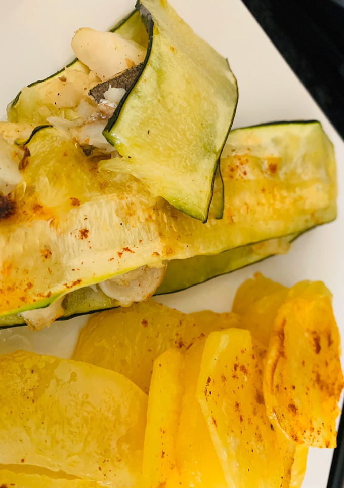 Una foto de Sándwich de calabacín y merluza con sus patatitas al horno🥔🐟🐟
