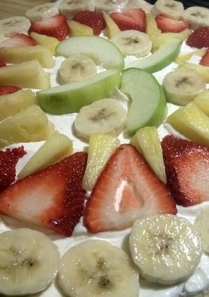 A picture of fruit pizza.