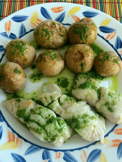 Una foto de Merluza con papas arrugás y mojo verde