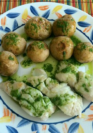Una foto de Merluza con papas arrugás y mojo verde