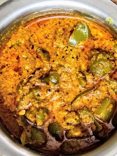 सिमला मिरची रस्सा भाजी(shimla mirchi rassa bhaaji recipe in marathi) रेसिपी चे मुख्य फोटो