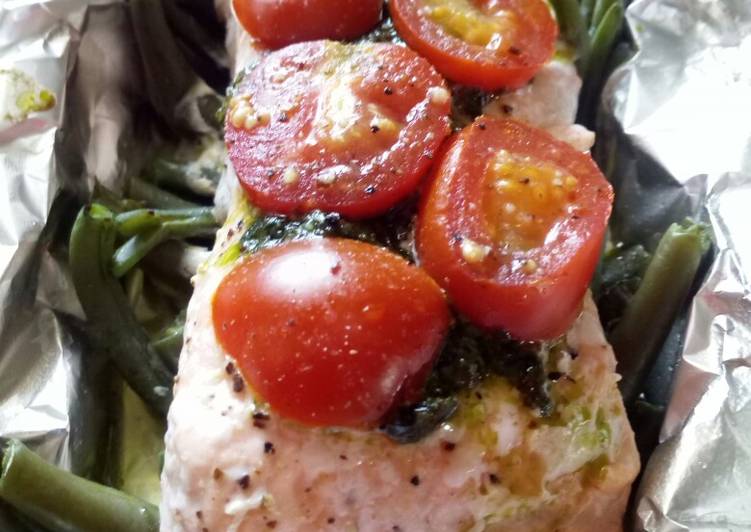 Salmone al pesto su letto di fagiolini