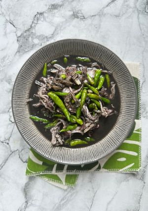 Foto resep Kepala Cumi Item Cabe Rawit